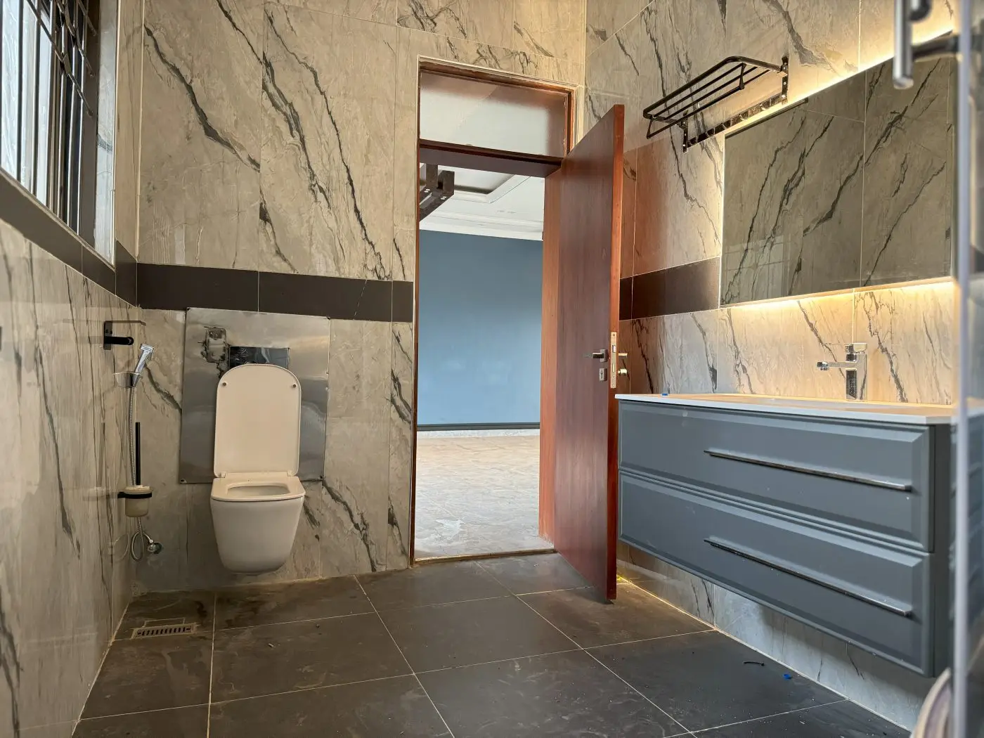 Interior design and finishes: finished bathroom